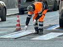Le strisce pedonali ripassate con lo spray