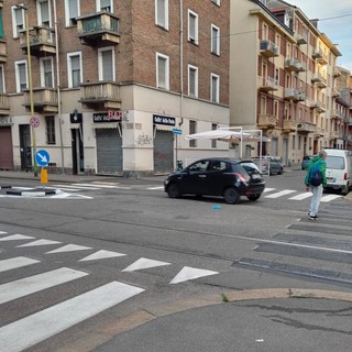 Una immagine di 'strisce pedonali fantasma' in via Nicola Fabrizi