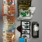 soldi e droga su un tavolo dopo un sequestro