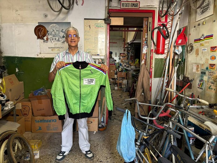 Salvatore La Terra chiude la storica ciclofficina dopo 39 anni Salvatore La Terra chiude la storica ciclofficina dopo 39 anni