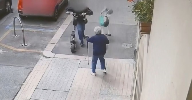 Scippo in monopattino in Corso Galileo Ferraris: incastrato dalle telecamere di sorveglianza [VIDEO]