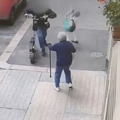 Scippo in monopattino in Corso Galileo Ferraris: incastrato dalle telecamere di sorveglianza [VIDEO]