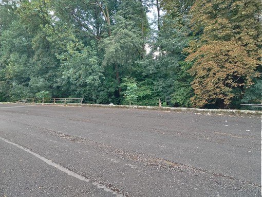 La staccionata di Corso Appio in stato di abbandono