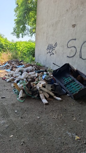 Villaretto sommerso dai rifiuti: “Scarichi illegali ogni giorno sotto la Torino-Caselle”
