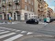 Una immagine di 'strisce pedonali fantasma' in via Nicola Fabrizi