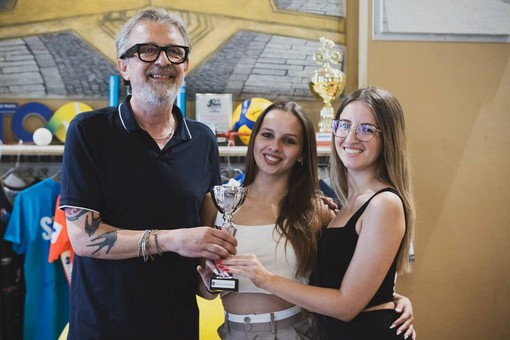 Sofia Tita (al centro) premiata in assessorato dopo il doppio oro nei balli caraibici