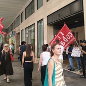 "Zara sfrutta e ci butta via": presidio davanti allo store di via Roma "Zara sfrutta e ci butta via": presidio davanti allo store di via Roma
