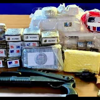 Cocaina, 40 chili di hashish e pistole in un box auto: arrestati in quattro