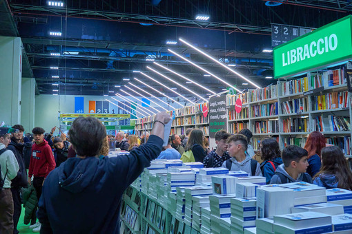 Immagine degli studenti che affollano il Salone Immagine degli studenti che affollano il Salone