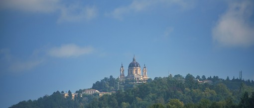Una bella foto della collina di Superga
