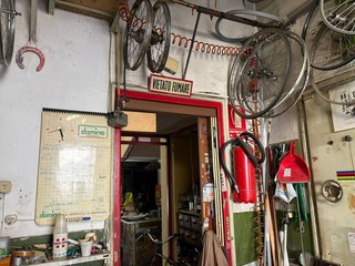 Salvatore La Terra chiude la storica ciclofficina dopo 39 anni Salvatore La Terra chiude la storica ciclofficina dopo 39 anni