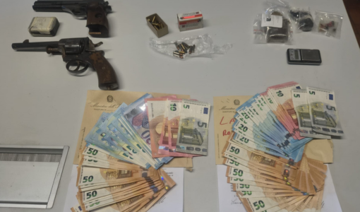 Droga, spaccio e armi: scattate le manette per due 24enni Droga, spaccio e armi: scattate le manette per due 24enni