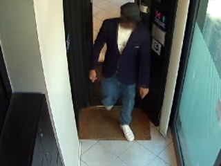 Alcune delle immagini delle rapine messe a segno dall'uomo arrestato Alcune delle immagini delle rapine messe a segno dall'uomo arrestato