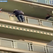 Minaccia di gettarsi dal cornicione di uno stabile nel quartiere Cenisia: salvato dalla Polizia [VIDEO]