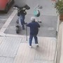 Scippo in monopattino in Corso Galileo Ferraris: incastrato dalle telecamere di sorveglianza [VIDEO]