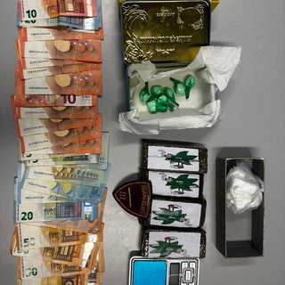 soldi e droga su un tavolo dopo un sequestro