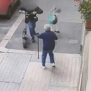 Scippo in monopattino in Corso Galileo Ferraris: incastrato dalle telecamere di sorveglianza [VIDEO]