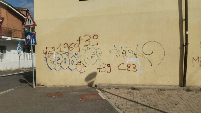 Svastiche in cascina Giajone: scatta la pulizia immediata, sabato riapre l'Ecomuseo Svastiche in cascina Giajone: scatta la pulizia immediata, sabato riapre l'Ecomuseo