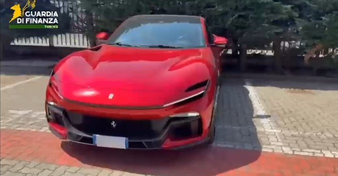 Truccavano le tasse sul gasolio e giravano in Ferrari: nei guai ditta di camion e manager fantasma