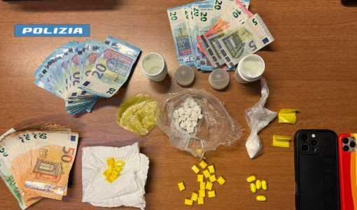 I soldi e la droga recuperati dalla Polizia