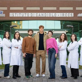 Jannick Sinner scende in campo per la ricerca: la visita all'Istituto di Candiolo