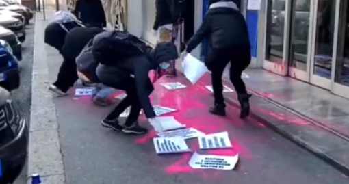 Blitz femminista all’ordine dei giornalisti: vernice e manifesti contro la narrazione violenta dei media [VIDEO]