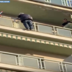 Minaccia di gettarsi dal cornicione di uno stabile nel quartiere Cenisia: salvato dalla Polizia [VIDEO]