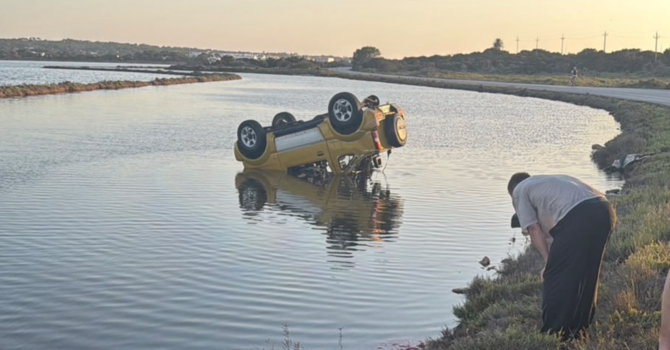 Carabinieri in vacanza a Formentera salvano il passeggero di un'auto caduta in acqua alle Saline Carabinieri in vacanza a Formentera salvano il passeggero di un'auto caduta in acqua alle Saline