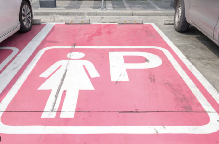 Parcheggi rosa per donne incinte e neo-genitori: &quot;Torino è ancora ferma&quot;