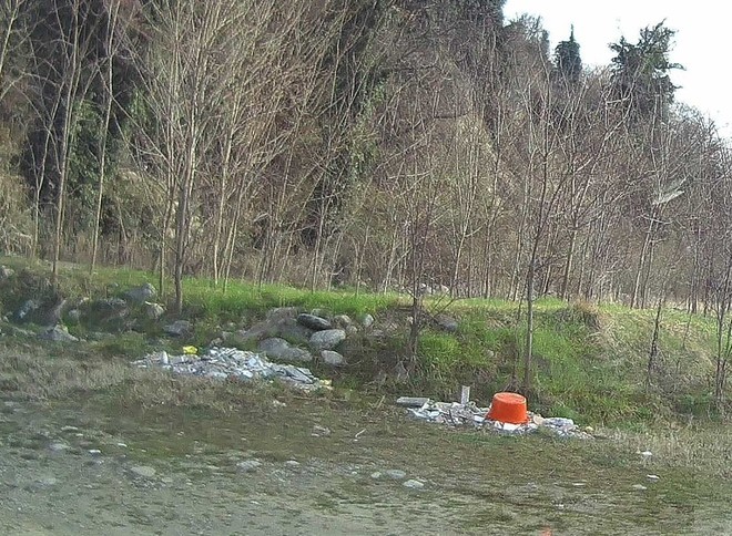 Alcuni dei rifiuti abbandonati