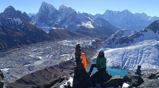 Lisa Bellion sulla cima del Gokyo Ri