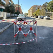 Lo strano fumo che esce dai tombini