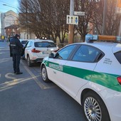La Polizia locale scopre e sanziona Ncc abusivo fuori da una discoteca (foto d'archivio)