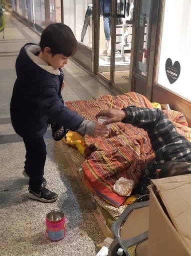 La coperta come mezzo per arrivare al cuore di chi ha più bisogno La coperta come mezzo per arrivare al cuore di chi ha più bisogno