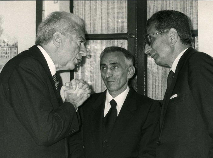 Da sinistra Francesco Cossiga in visita al Museo Valdese di Torre Pellice nel 1989, Giorgio Tourn e Diego Novelli (foto Fondazione Centro culturale valdese)