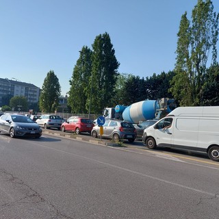 Una immagine del traffico sulla ciclabile di via Tirreno