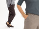Senza zip e senza bottoni: il pantalone donna cambia costruzione e diventa più semplice da indossare Senza zip e senza bottoni: il pantalone donna cambia costruzione e diventa più semplice da indossare
