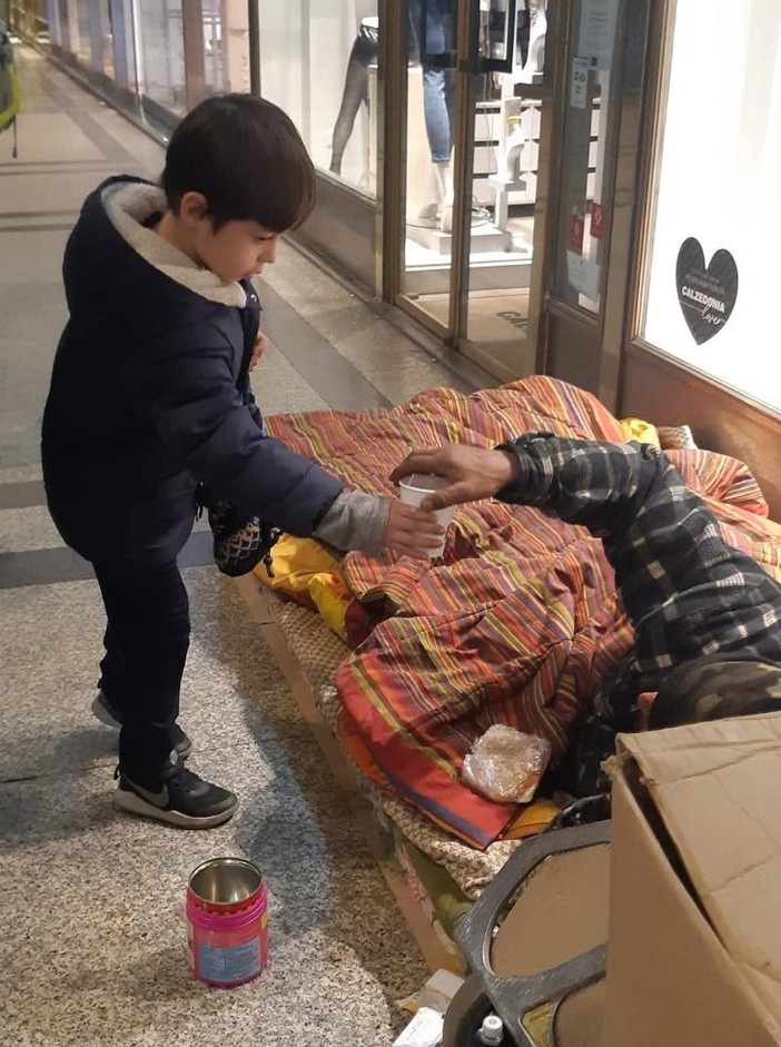 La coperta come mezzo per arrivare al cuore di chi ha più bisogno La coperta come mezzo per arrivare al cuore di chi ha più bisogno