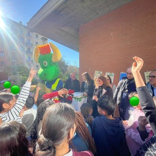 Bambini protagonisti in via Cecchi con Taurino Netturbino