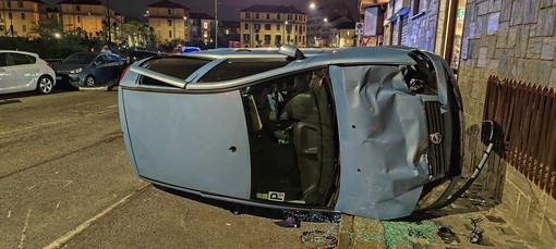 Maxi incidente nella notte in via Lauro Rossi