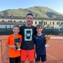 Alessandro Riba con due giovani tennisti Alessandro Riba con due giovani tennisti