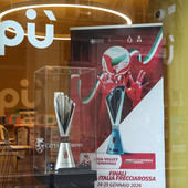 Il trofeo della Coppa Italia di volley femminile fa bella mostra di sè a Torino