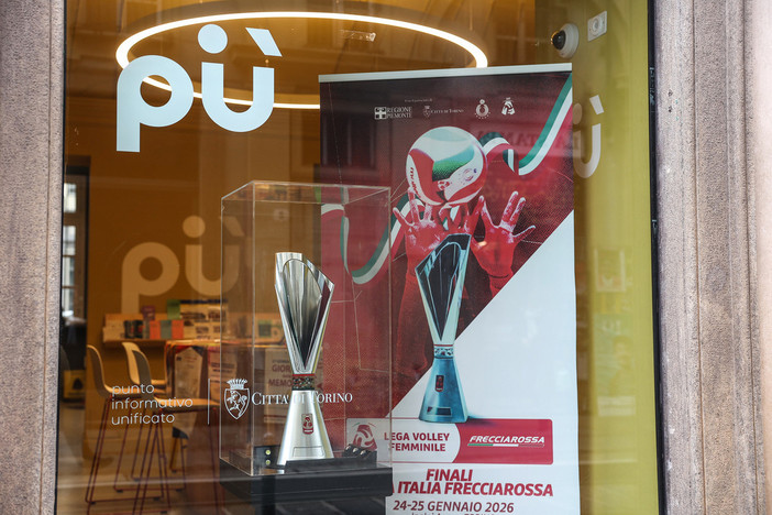 Il trofeo della Coppa Italia di volley femminile fa bella mostra di sè a Torino