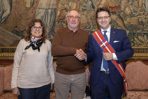 Nicco stringe la mano a Vaira Nicco stringe la mano a Vaira