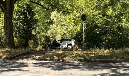 Paura in Vanchiglietta: auto sbanda e finisce sulla passeggiata del Lungo Dora Voghera Paura in Vanchiglietta: auto sbanda e finisce sulla passeggiata del Lungo Dora Voghera