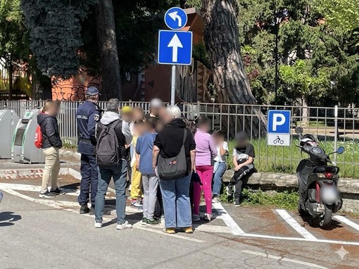 A Torre Pellice si fa scuola in strada con l’agente Reinaudo
