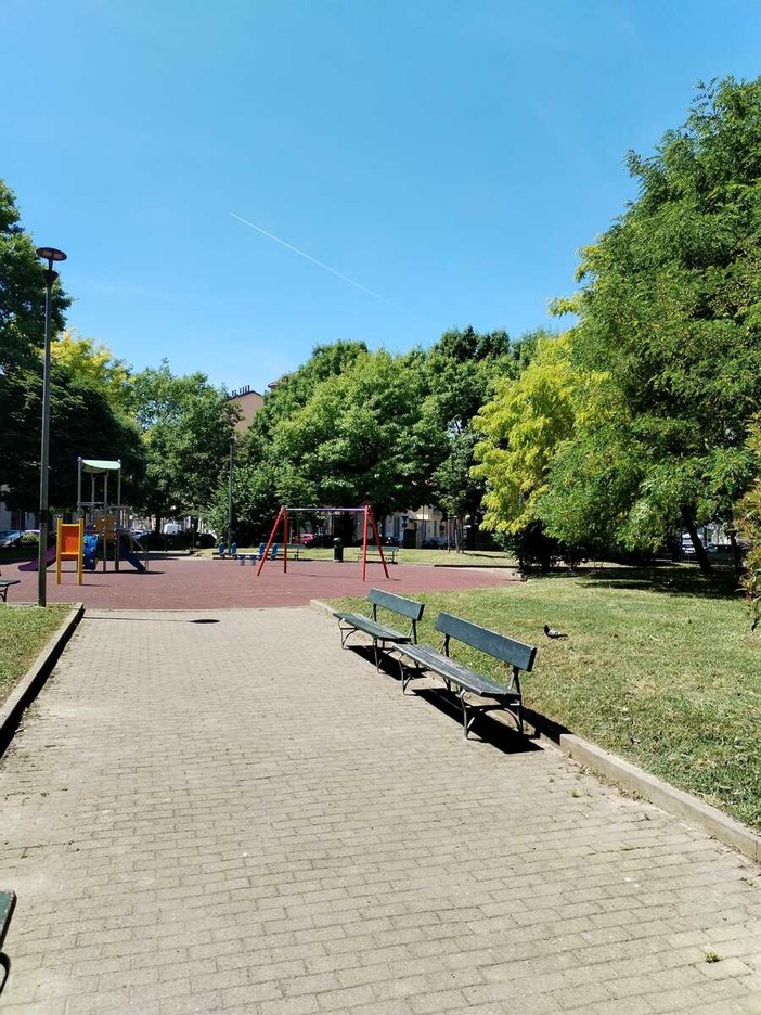 Taglio dell'erba in corso alla 7
