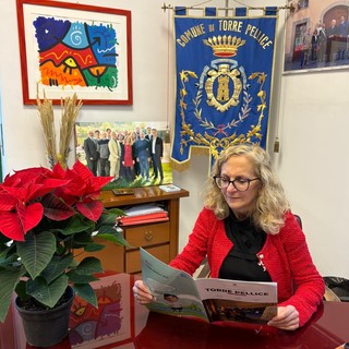 La sindaca Maurizia Allisio con il nuovo notiziario La sindaca Maurizia Allisio con il nuovo notiziario