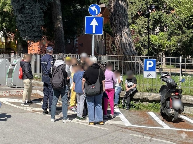 A Torre Pellice si fa scuola in strada con l’agente Reinaudo