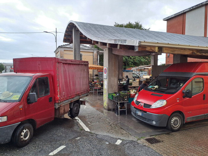 Mercato delle Cavagne di Torre Pellice: via i furgoni per fare spazio ai clienti Mercato delle Cavagne di Torre Pellice: via i furgoni per fare spazio ai clienti
